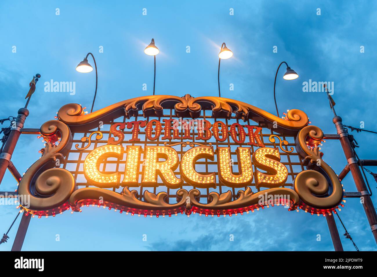 Insegna Circus storybook illuminata di notte Foto Stock