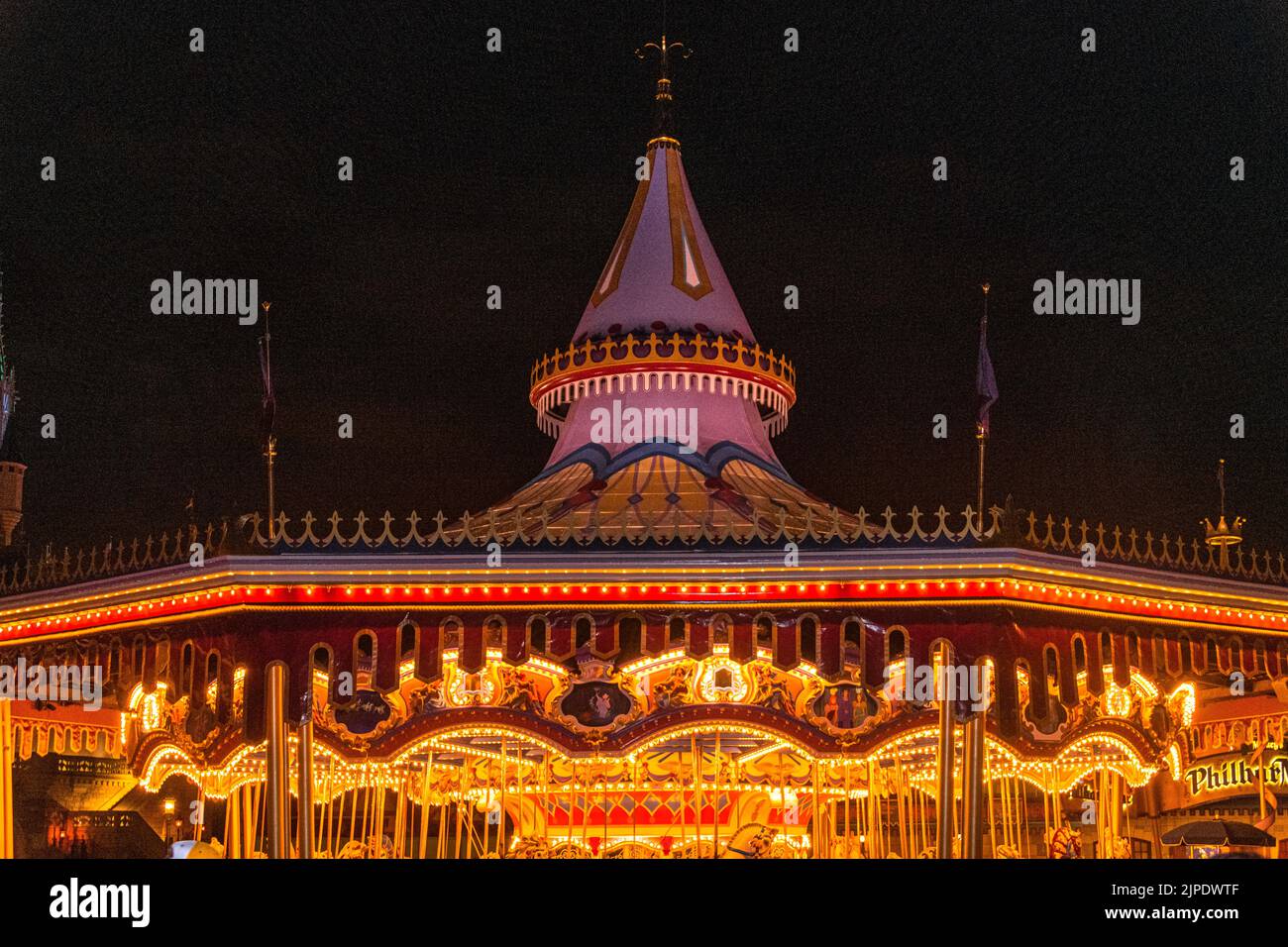 Giostra del parco divertimenti con giostra illuminata di notte, Walt Disney World, Florida, Stati Uniti Foto Stock