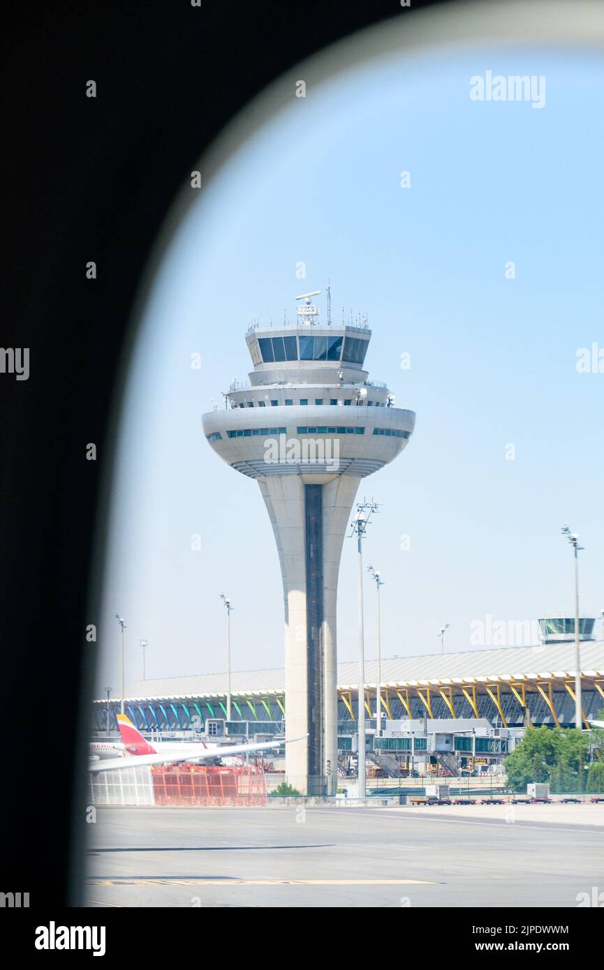 Torre dell'aeroporto Adolfo Suárez Madrid–Barajas o dell'aeroporto Madrid–Barajas durante il giorno. Punto di vista di un passeggero all'interno di un aereo Foto Stock