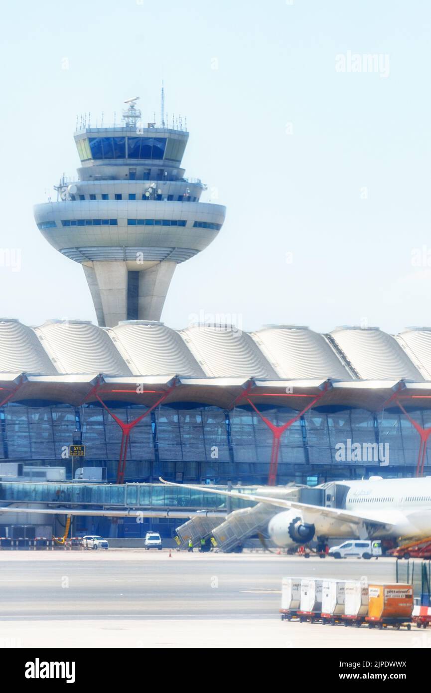 Torre dell'aeroporto Adolfo Suárez Madrid–Barajas o dell'aeroporto Madrid–Barajas durante il giorno Foto Stock