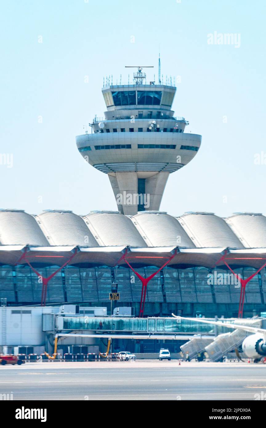 Torre dell'aeroporto Adolfo Suárez Madrid–Barajas o dell'aeroporto Madrid–Barajas durante il giorno Foto Stock