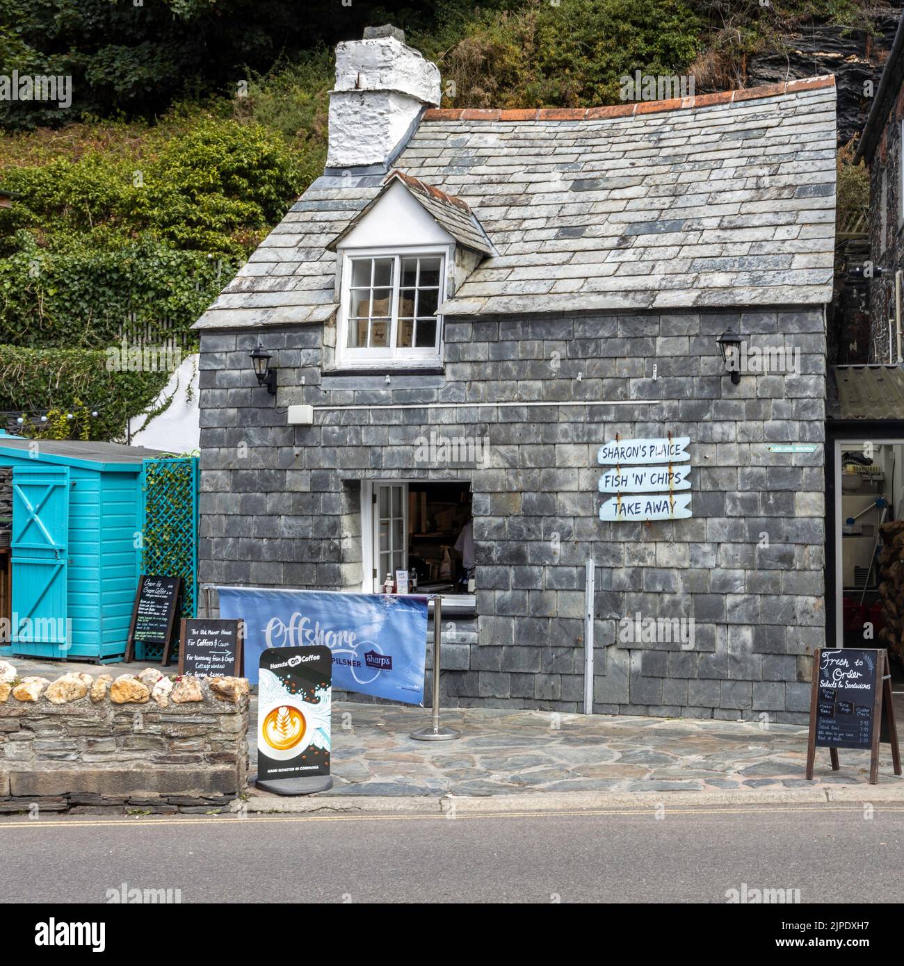Negozio da asporto Fish 'n' chips - Sharon's Plaice - a Boscastle, Cornovaglia Foto Stock