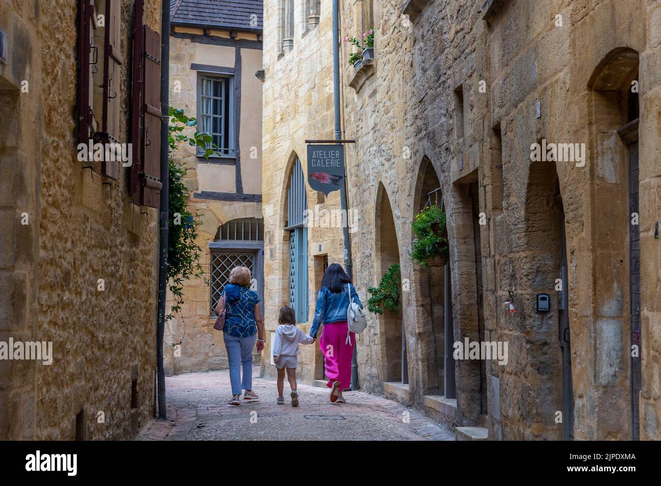 C) Denis TRASFI / MAXPPP - à Sarlat-la-Canéda le 16-08-2022 - Ruelles anciennes dans la cité médiévale avec des promeneurs Foto Stock