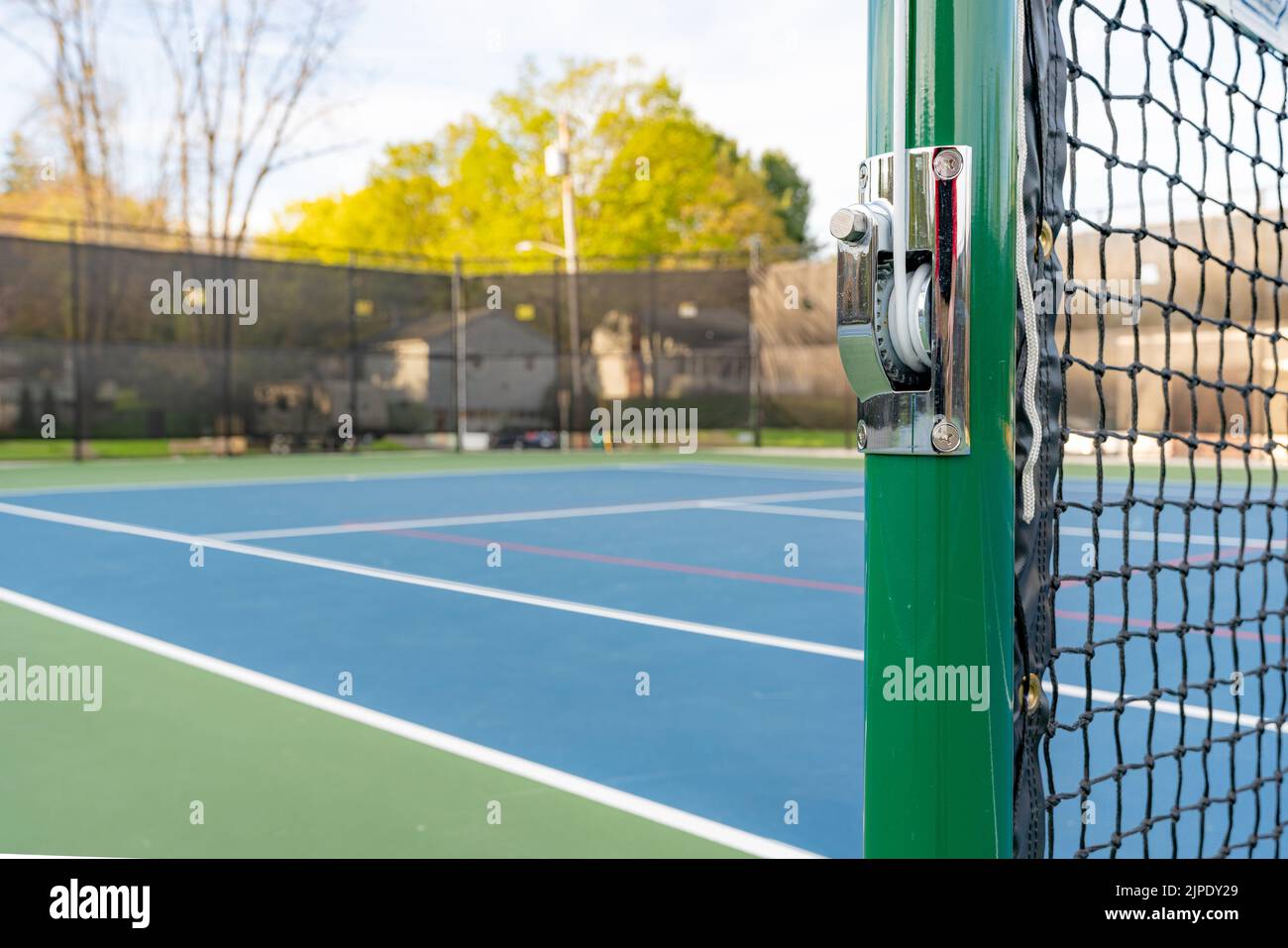 Foto di un nuovo campo da tennis verde, campi da tennis blu con linee bianche e linea rossa da pickleball. Foto Stock