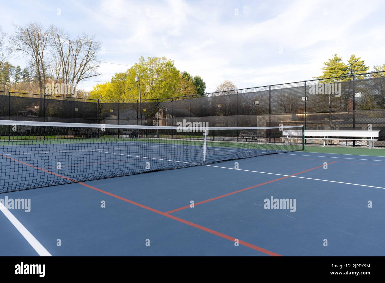 Nuovi campi da tennis blu all'aperto con linee bianche e linee rosse di pickleball. Foto Stock