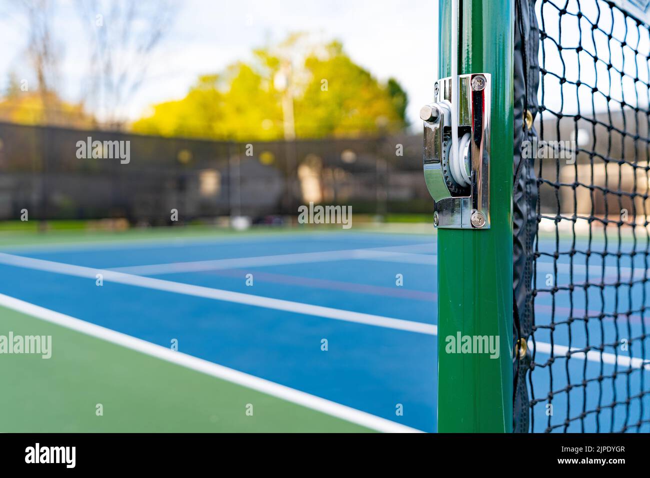 Foto di un nuovo campo da tennis verde, campi da tennis blu con linee bianche e linea rossa da pickleball. Foto Stock