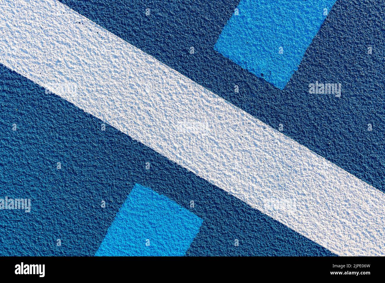 Foto ravvicinata del nuovo campo da tennis blu all'aperto con linee di pickleball blu chiaro. Foto Stock