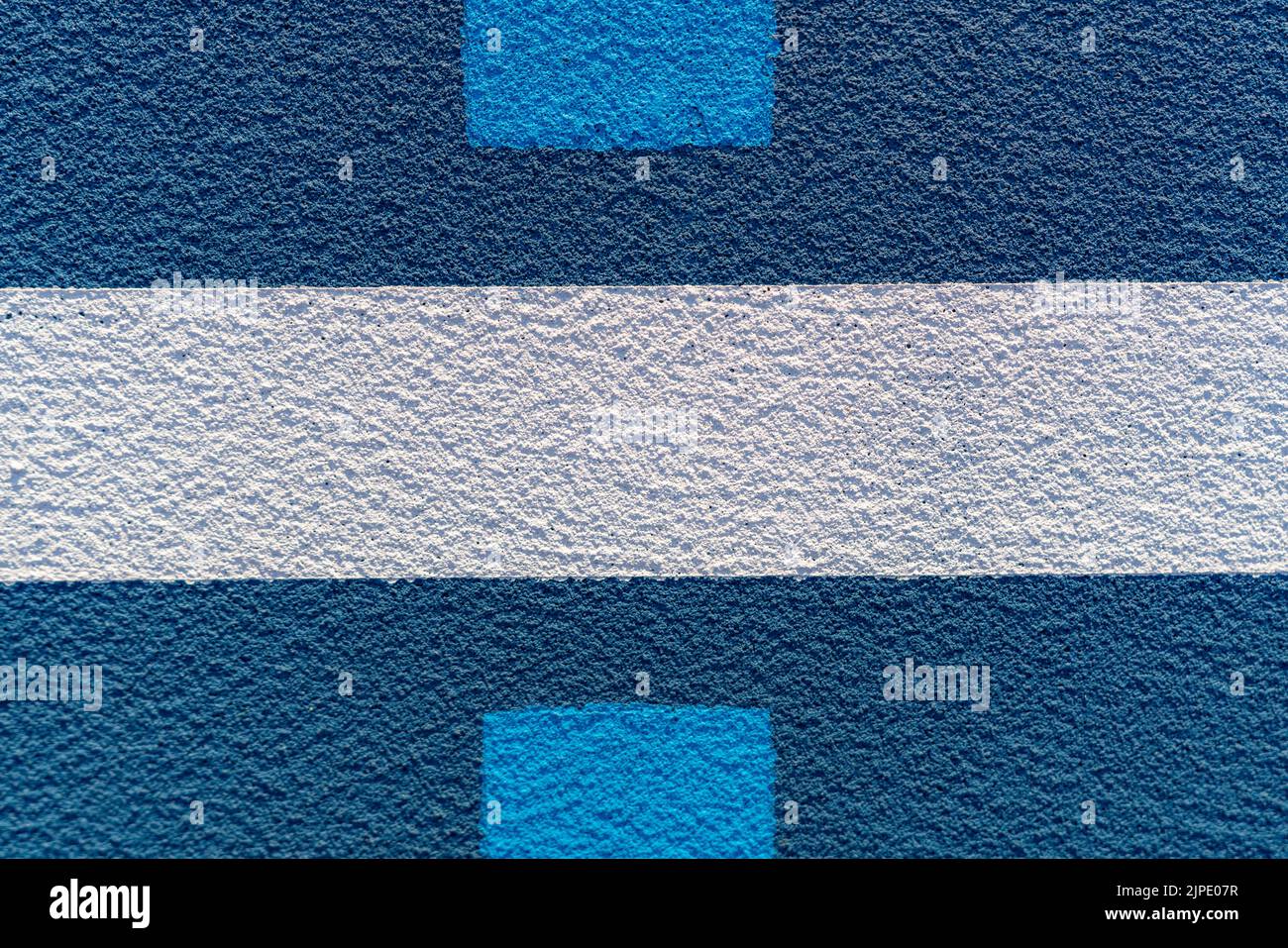 Foto ravvicinata del nuovo campo da tennis blu all'aperto con linee di pickleball blu chiaro. Foto Stock