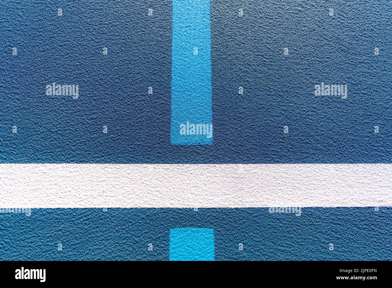 Foto ravvicinata del nuovo campo da tennis blu all'aperto con linee di pickleball blu chiaro. Foto Stock