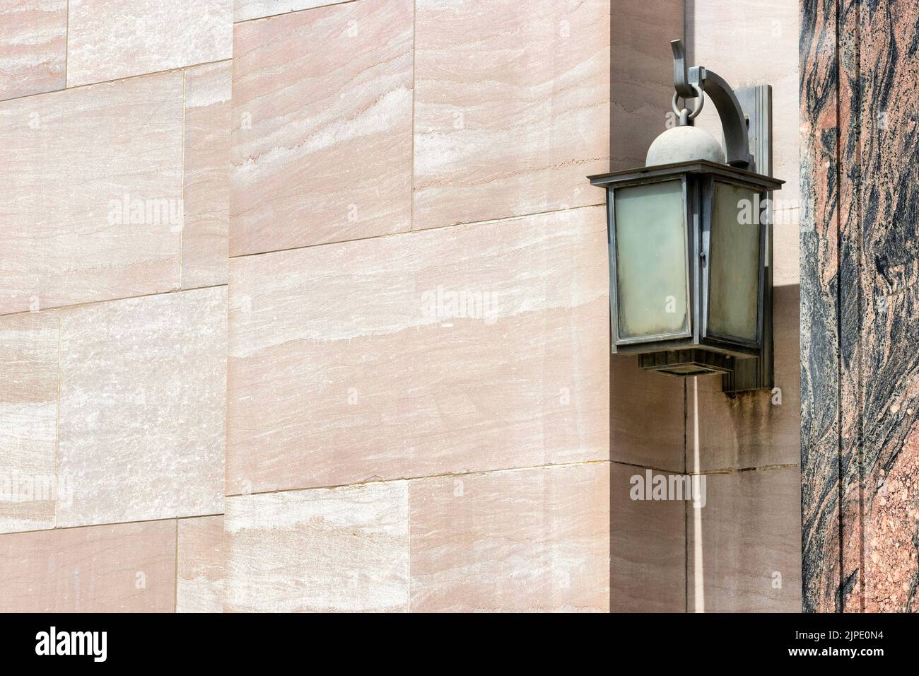 Primo piano della parete esterna con un dispositivo di illuminazione collegato per l'uso come sfondo. Foto Stock