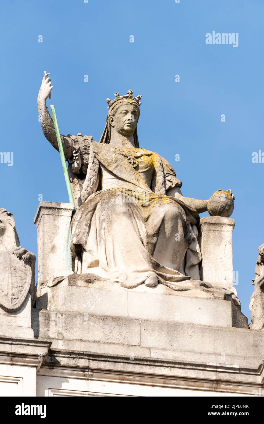 Britannia e i suoi compagni sculture di Henry Hugh Armstead e J. Birnie Philip sul Foreign and Commonwealth Office Government Building, Londra Foto Stock