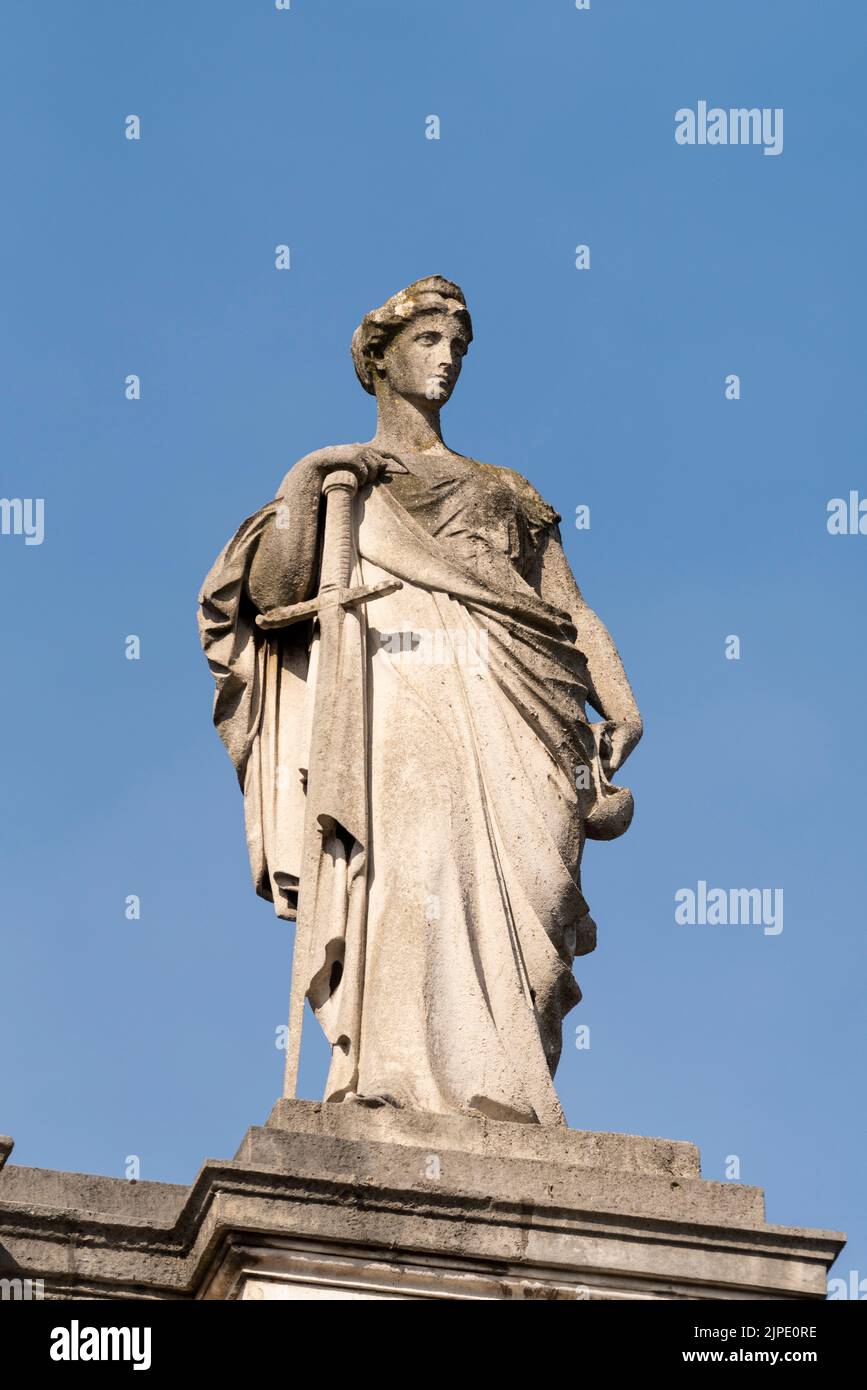 Britannia e le sue compagne sculture sul Foreign and Commonwealth Office Government Building, Londra. Giustizia, Donna con spada e scale Foto Stock