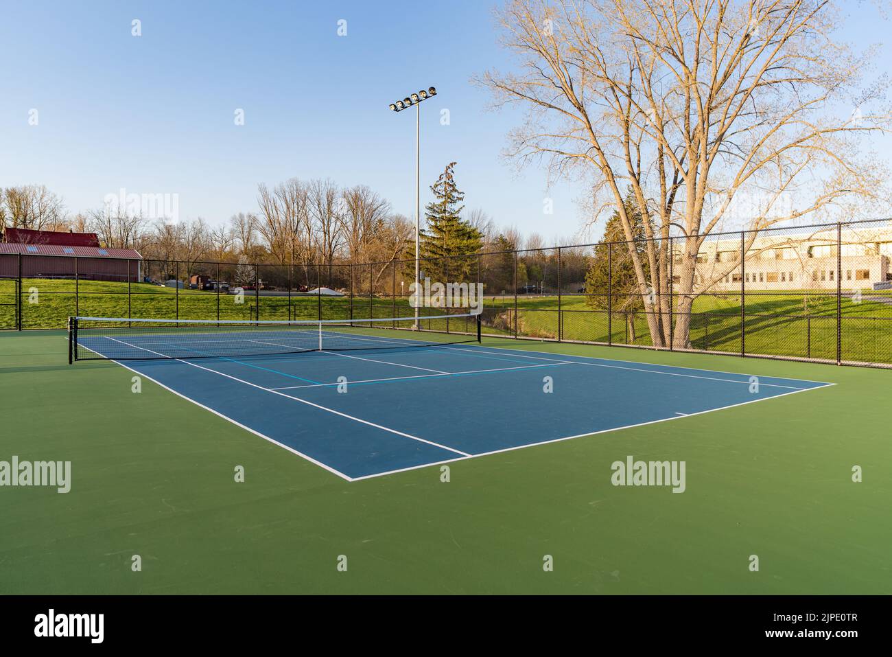 Nuovi campi da tennis blu all'aperto con linee bianche e linee di pickleball blu chiaro. Foto Stock