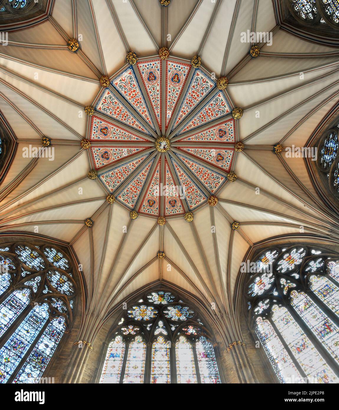 York Minster Chapter House, che mostra un incredibile soffitto e vetrate colorate Foto Stock