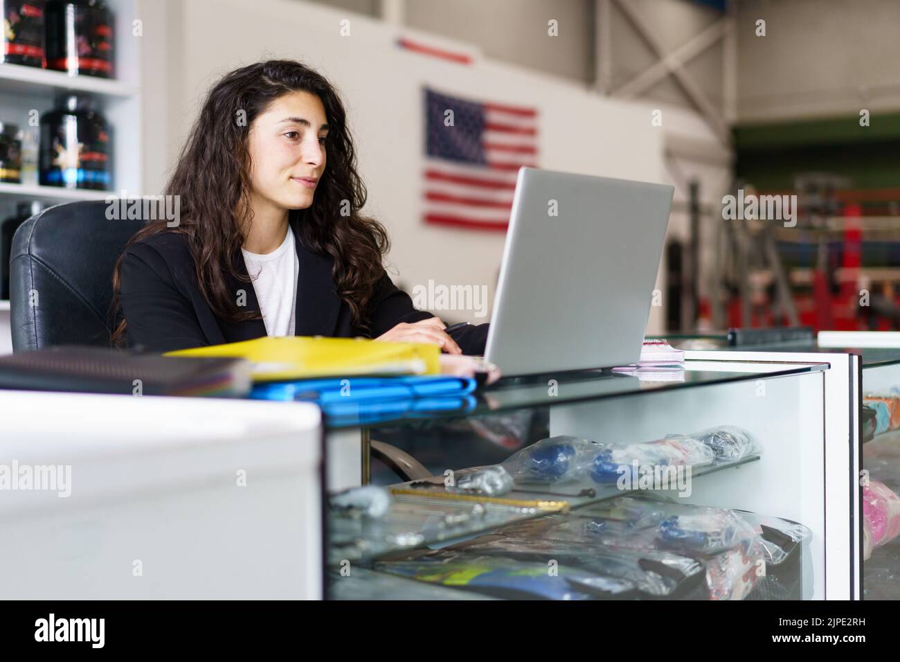 Donna positiva che si prepara alla sessione psicologica in palestra Foto Stock