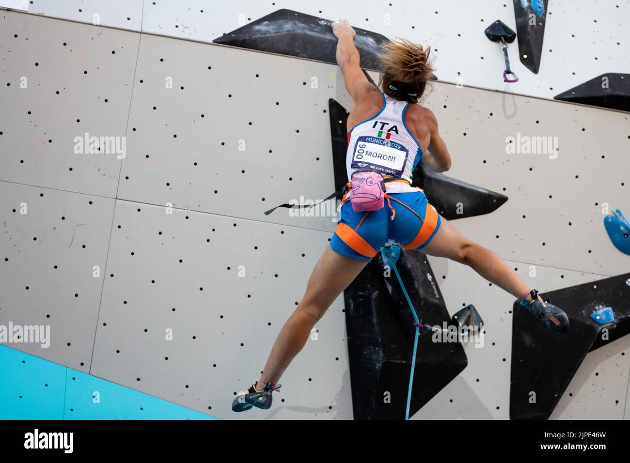 Monaco, Germania. 17th ago, 2022. Monaco di Baviera, Germania, agosto 17th 2022: Camilla Moroni (ITA) in azione durante lo Sport Climbing femminile Combined Boulder e Lead Final a Koenigsplatz ai Campionati europei di Monaco di Baviera 2022 (Liam Asman/SPP) Credit: SPP Sport Press Photo. /Alamy Live News Foto Stock