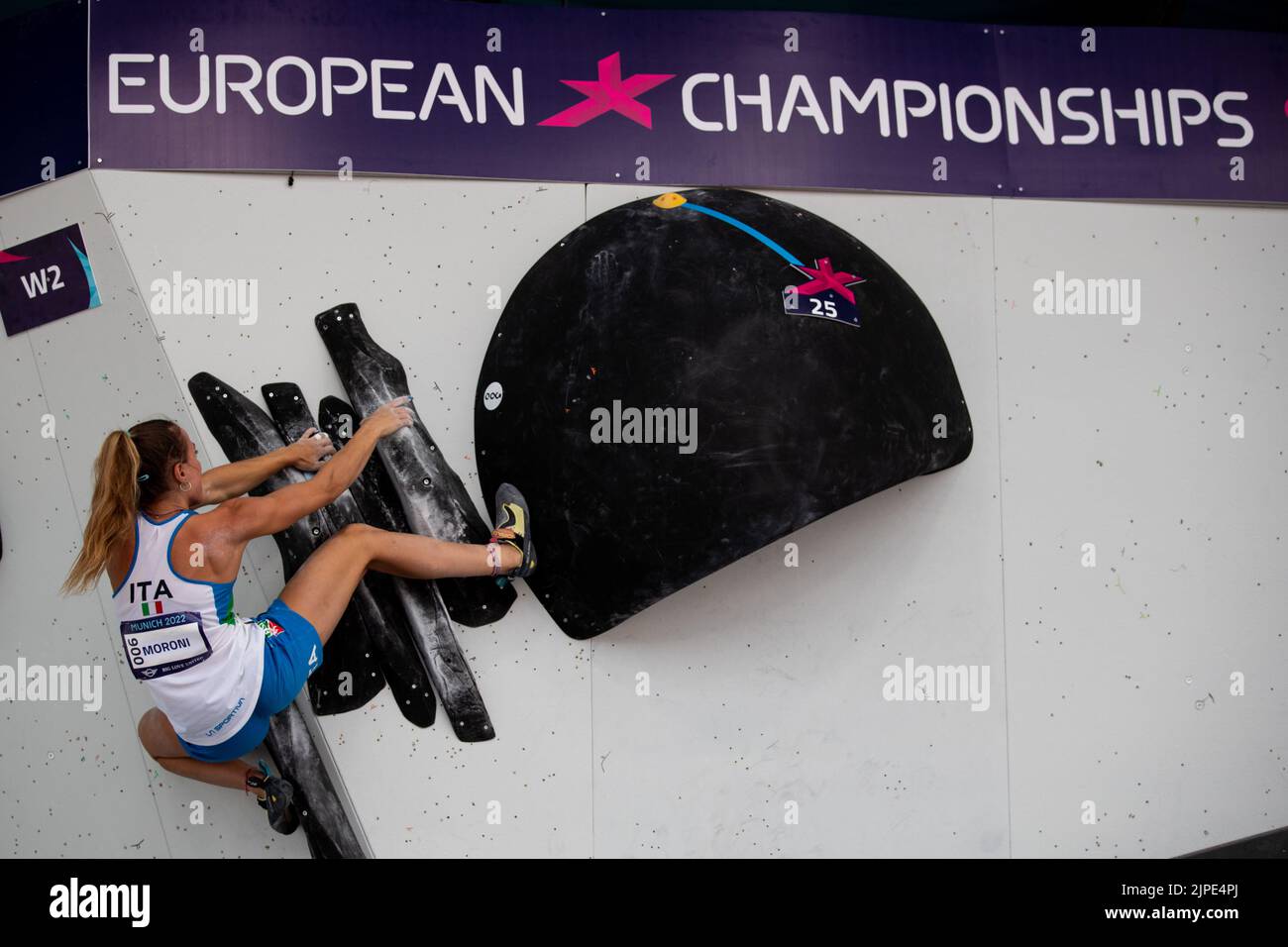 Monaco, Germania. 17th ago, 2022. Monaco di Baviera, Germania, agosto 17th 2022: Camilla Moroni (ITA) in azione durante lo Sport Climbing femminile Combined Boulder e Lead Final a Koenigsplatz ai Campionati europei di Monaco di Baviera 2022 (Liam Asman/SPP) Credit: SPP Sport Press Photo. /Alamy Live News Foto Stock