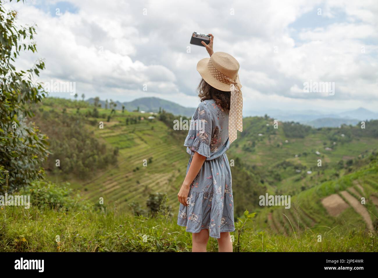 Bella giovane donna fare foto su fotocamera fotografica in un villaggio africano Foto Stock