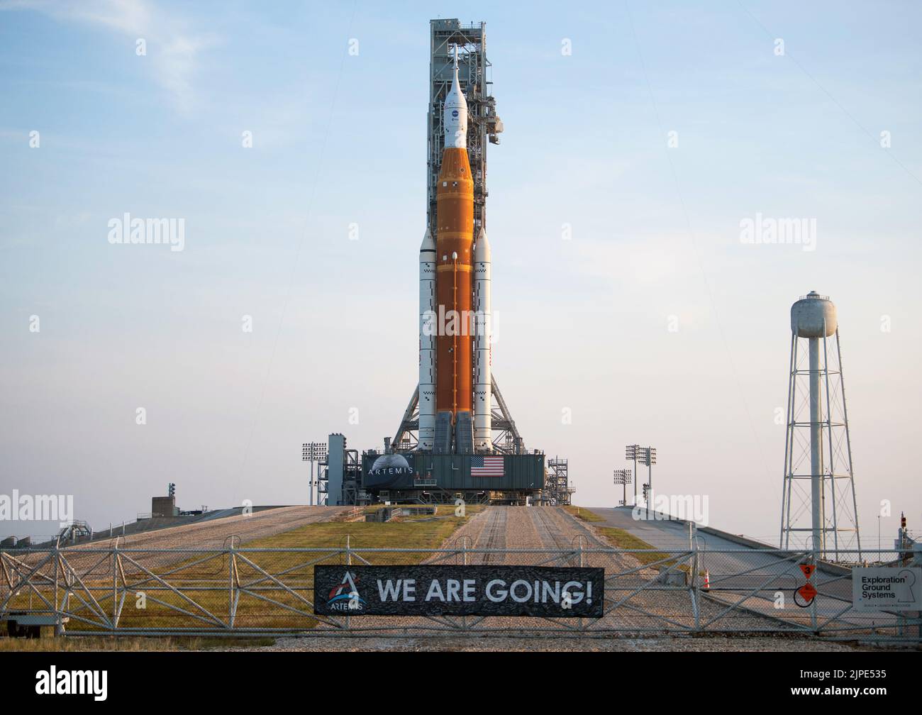 Florida, Stati Uniti. 16th ago, 2022. Artemis: La NASA prepara il razzo gigante della Luna per il volo da fanciulla. Il razzo Space Launch System (SLS) della NASA con la navicella spaziale Orion a bordo viene visto in cima a un lanciatore mobile al Launch Pad 39B, 17 AGOSTO 2022, dopo essere stato lanciato sul piazzale di lancio del Kennedy Space Center della NASA in Florida. La missione Artemis i della NASA è il primo test integrato dei sistemi di esplorazione dello spazio profondo dell’agenzia: La navicella spaziale Orion, il razzo SLS e i sistemi di supporto a terra. 17 Agosto 2022 Credit: NASA/Joel Kowsky / Alamy Live News via Digitaleye Credit: J Marshall - immagini Tribaleye/Alamy li Foto Stock
