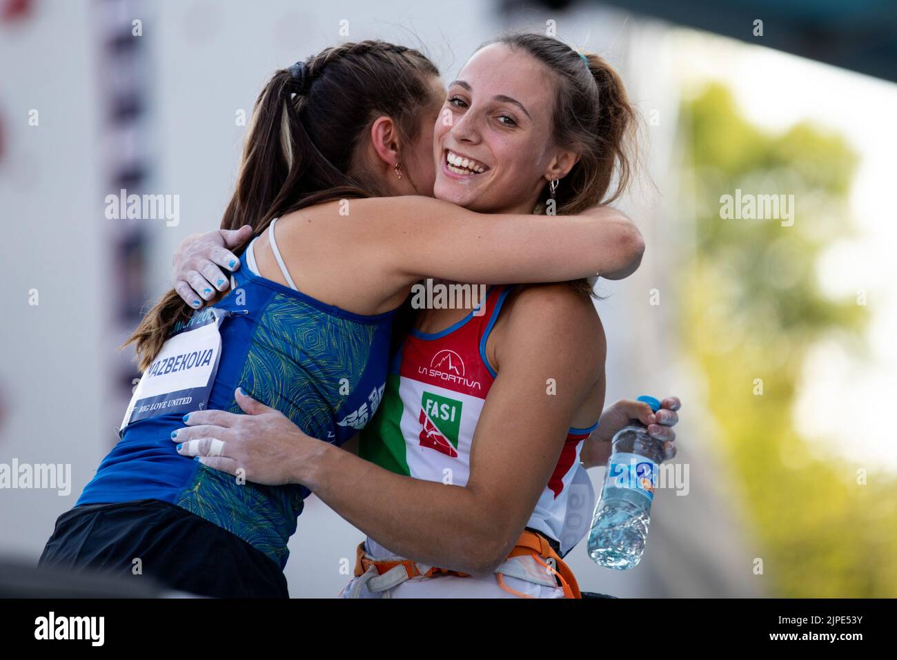 Monaco, Germania. 17th ago, 2022. Monaco di Baviera, Germania, 17th 2022 agosto: Camilla Moroni (ITA) abbraccia Ievgeniia Kazbekova (UKR) dopo lo Sport Climbing femminile Combined Boulder e Lead Final a Koenigsplatz ai Campionati europei di Monaco 2022 a Monaco di Baviera (Liam Asman/SPP) Credit: SPP Sport Press Photo. /Alamy Live News Foto Stock