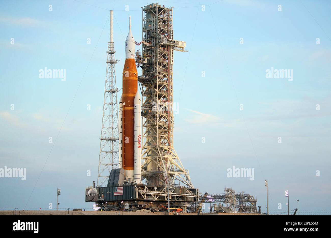 Florida, Stati Uniti. 16th ago, 2022. Artemis: La NASA prepara il razzo gigante della Luna per il volo da fanciulla. Il razzo Space Launch System (SLS) della NASA con la navicella spaziale Orion a bordo viene visto in cima a un lanciatore mobile al Launch Pad 39B, 17 AGOSTO 2022, dopo essere stato lanciato sul piazzale di lancio del Kennedy Space Center della NASA in Florida. La missione Artemis i della NASA è il primo test integrato dei sistemi di esplorazione dello spazio profondo dell’agenzia: La navicella spaziale Orion, il razzo SLS e i sistemi di supporto a terra. 17 Agosto 2022 Credit: NASA/Joel Kowsky / Alamy Live News via Digitaleye Credit: J Marshall - immagini Tribaleye/Alamy L. Foto Stock