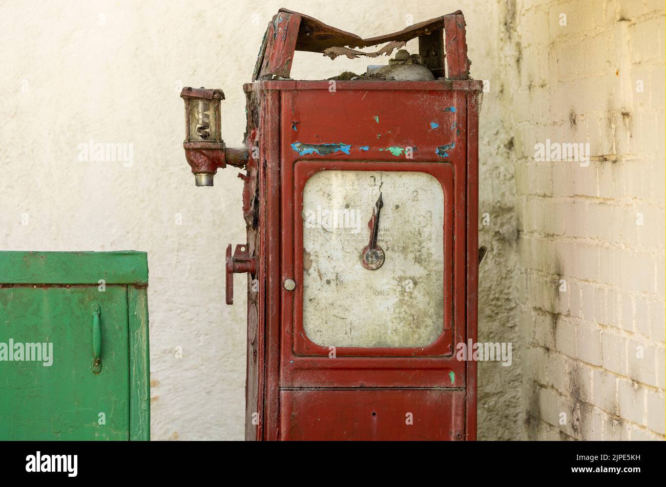 una vecchia pompa di benzina rossa corrosa Foto Stock