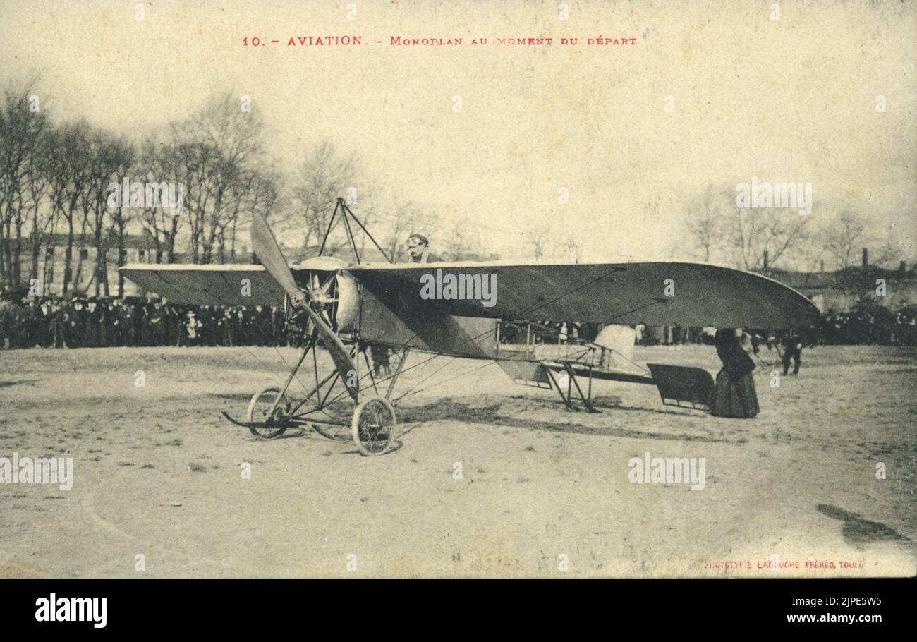 Cartolina vintage in bianco e nero dei primi anni del XX secolo con una fotografia del primo spettacolo aereo - pilota in monoplano pronto per il decollo - storia dell'aviazione circa 1910 - 1915 Foto Stock