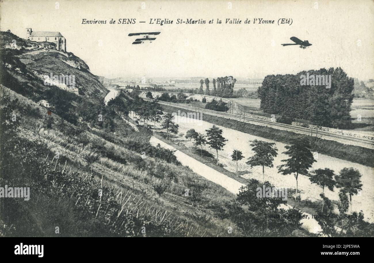 Cartolina vintage in bianco e nero degli inizi del XX secolo con una fotografia del primo spettacolo aereo con volo aereo in monoplano e biplano - storia dell'aviazione circa 1910 - 1915 Foto Stock