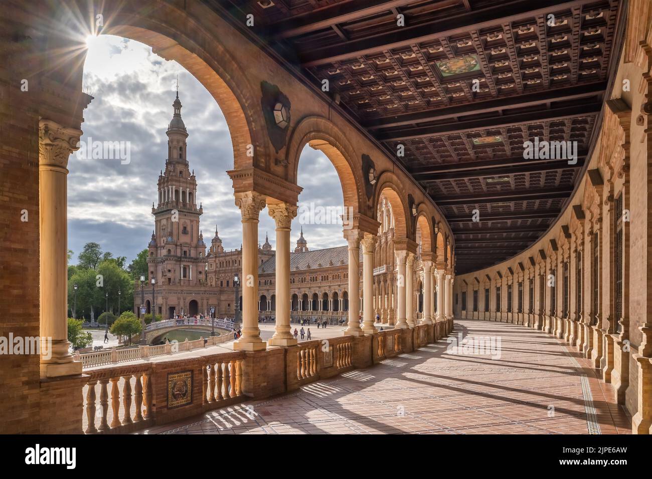 Piazza di Spagna o Plaza de Espana nelle giornate di sole a Siviglia, Andalusia, Spagna Foto Stock