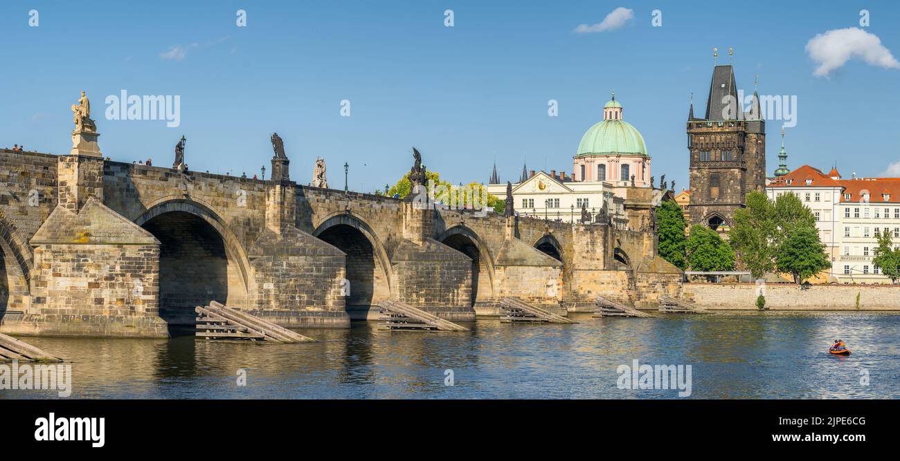 Ponte Carlo in giornata di sole a Praga, Repubblica Ceca. Foto Stock