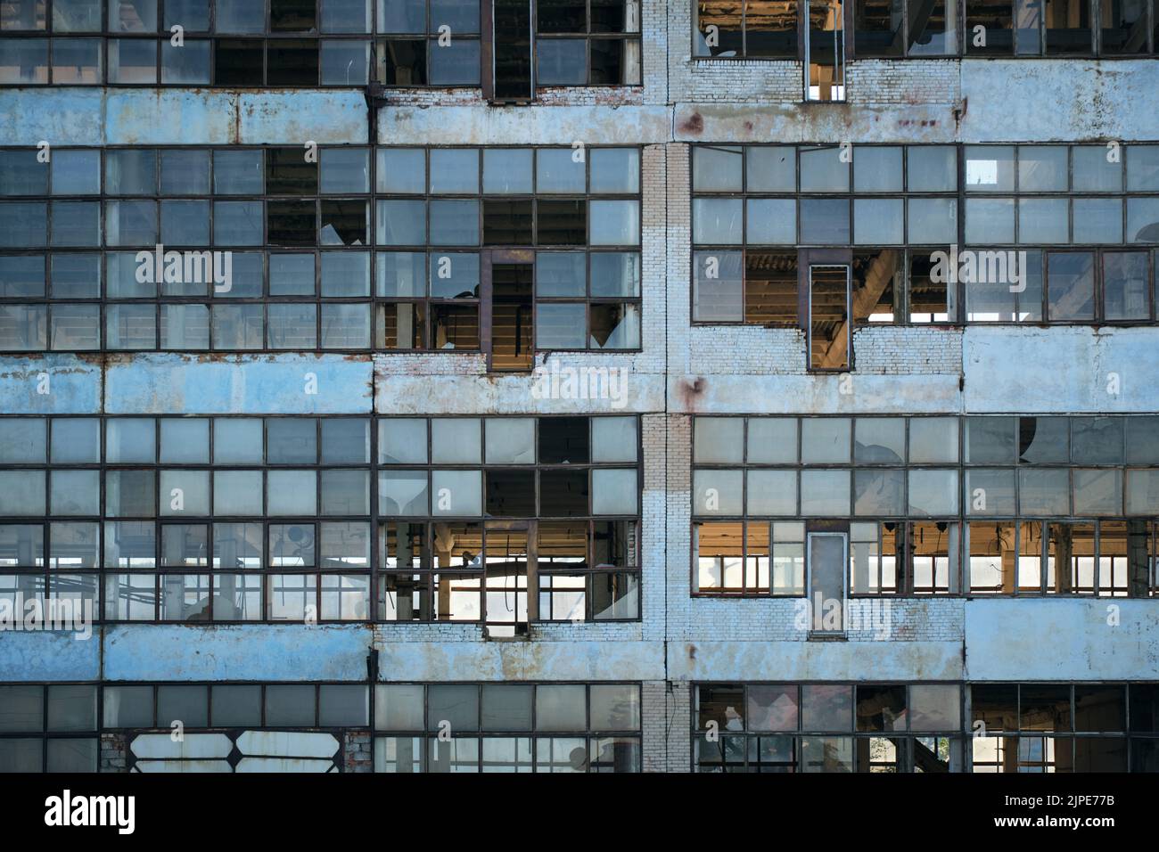 Facciata in vetro rotto vecchio, industriale, abbandonato fabbrica edificio Foto Stock