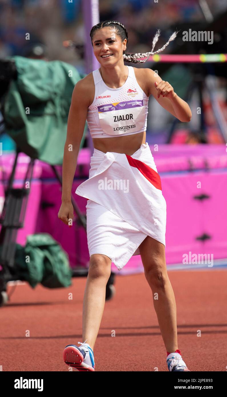 Laura Zialor, inglese, che gareggia nelle manches di salto delle donne ai Commonwealth Games, all’Alexander Stadium di Birmingham, Inghilterra, il 4th agosto 2022. Foto Stock