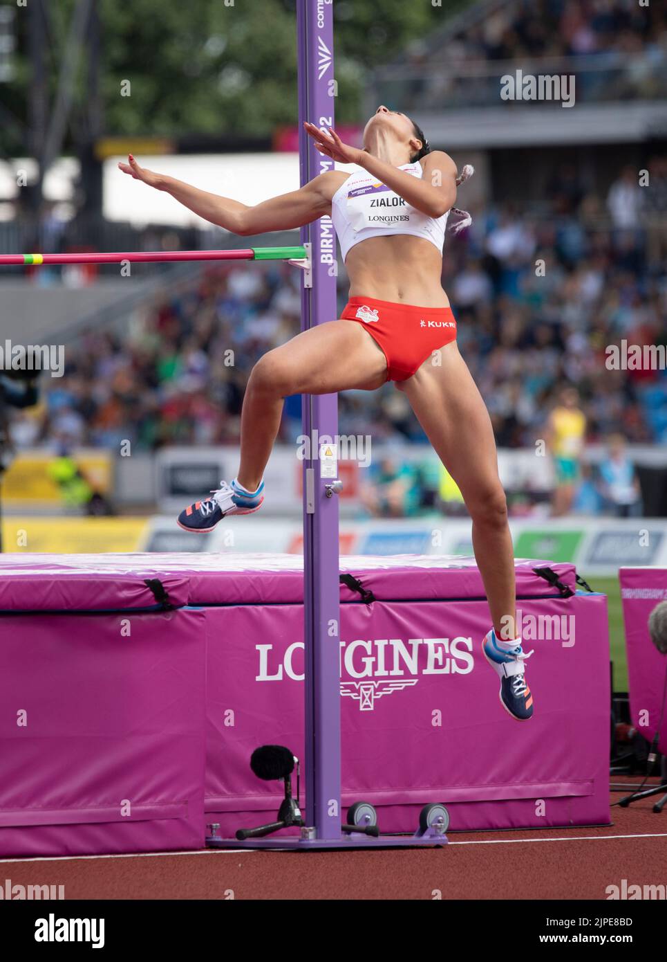 Laura Zialor, inglese, che gareggia nelle manches di salto delle donne ai Commonwealth Games, all’Alexander Stadium di Birmingham, Inghilterra, il 4th agosto 2022. Foto Stock