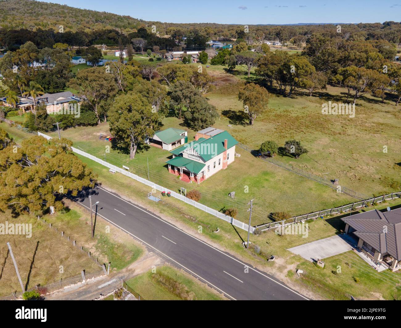 Una vista aerea di una casa vicino ad una strada su sfondo paesaggio Foto Stock