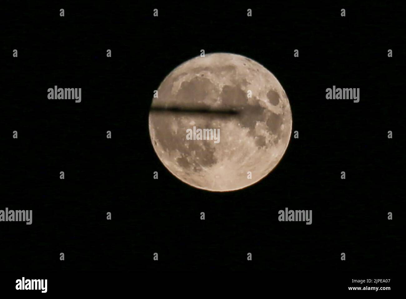 Londra, Regno Unito. 11th ago, 2022. La Luna piena di Agosto, conosciuta anche come la Luna Sturgeon, è vista a Londra. (Credit Image: © Dinendra Haria/SOPA Images via ZUMA Press Wire) Foto Stock