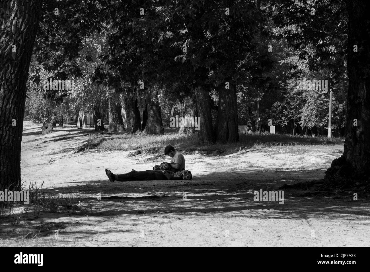 Una scala di grigi di una coppia gay che si rilassa nella foresta di Minsk, Bielorussia Foto Stock