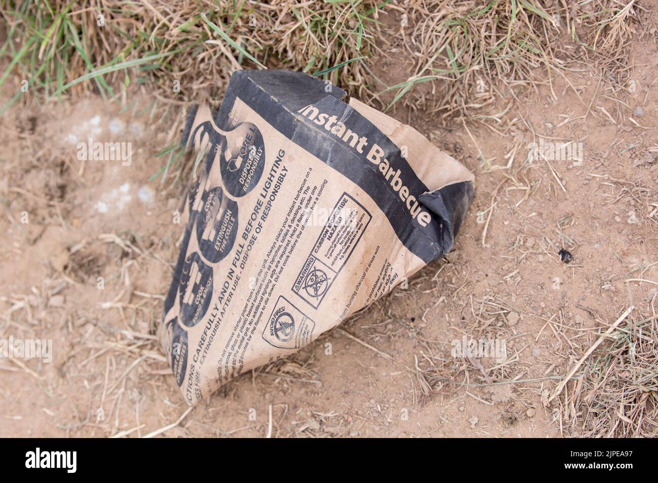 Imballaggio barbecue istantaneo lasciato come lettiera nella campagna del Regno Unito. Foto Stock