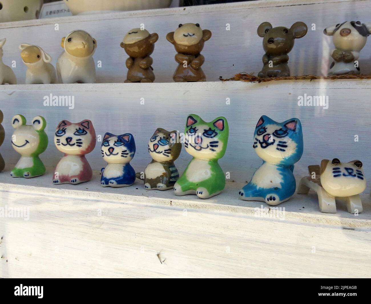 Un primo piano di animali dipinti a mano in ceramica su una vetrina a Nagahama, Shiga, Giappone Foto Stock