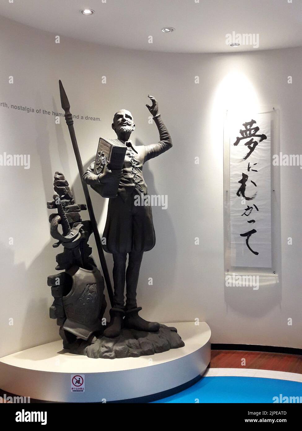Uno scatto verticale di una statua con un rotolo di calligraphy giapponese nel museo di figura di Kaiyodo Kurokabe, Giappone Foto Stock