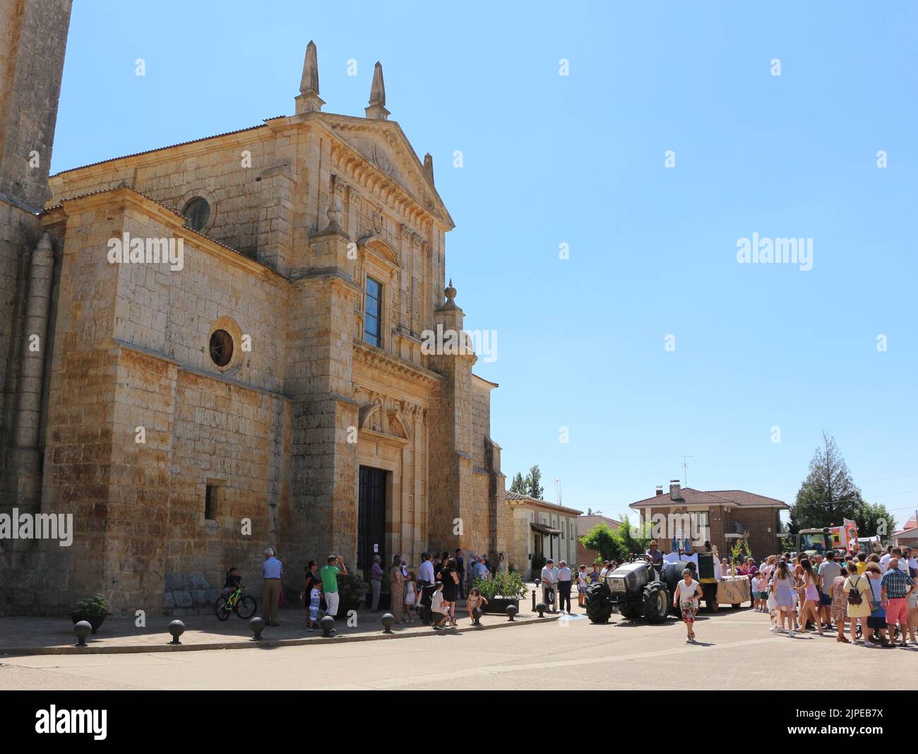 Iglesia de Nuestra Señora de la Asunción chiesa sull'Assunzione della Vergine Maria 15 agosto 2022 festa nazionale Lantadilla Palencia Spagna Foto Stock