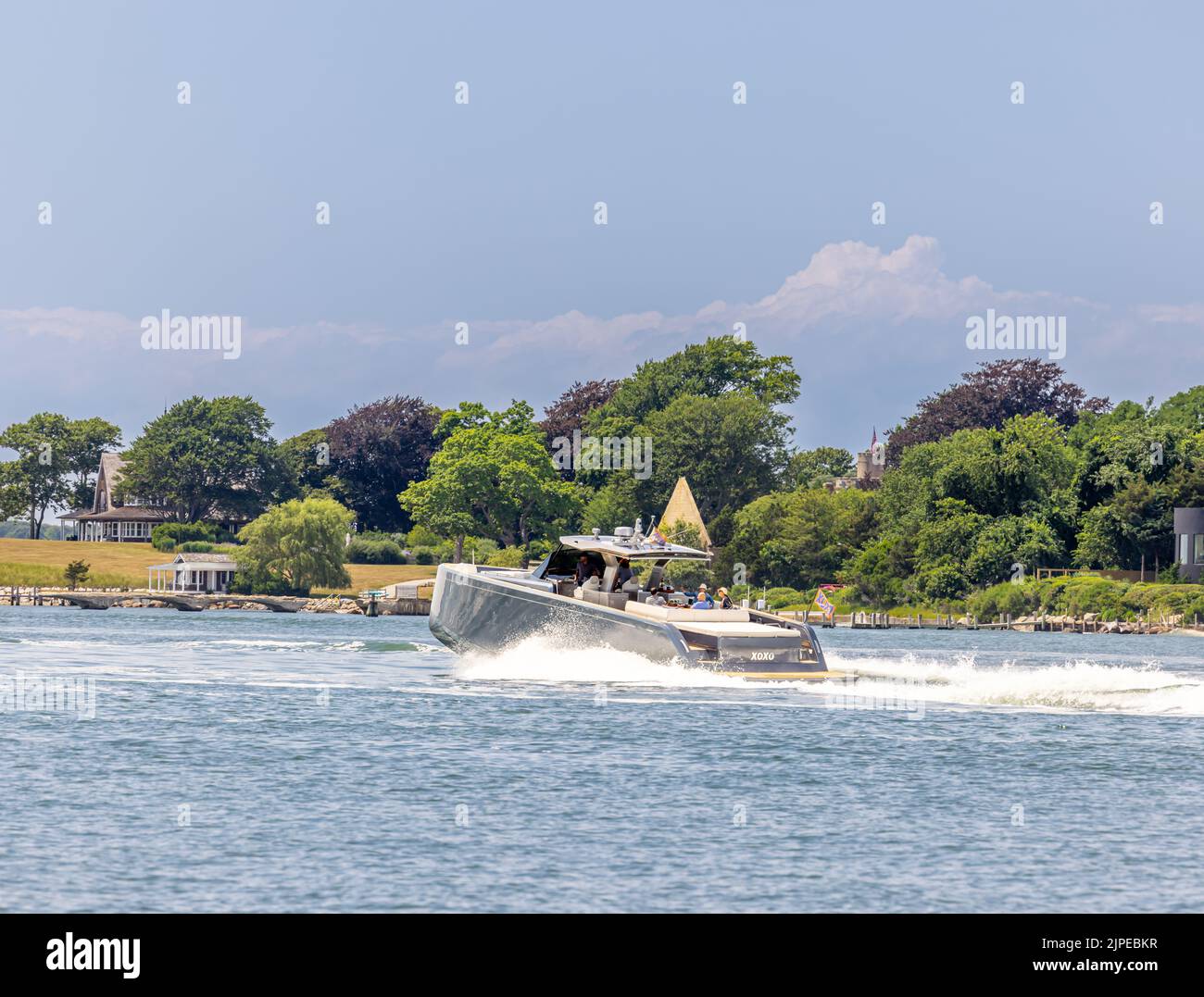 VanDutch Motor yacht, XOXO in corso al largo della costa di Shelter Island, NY Foto Stock