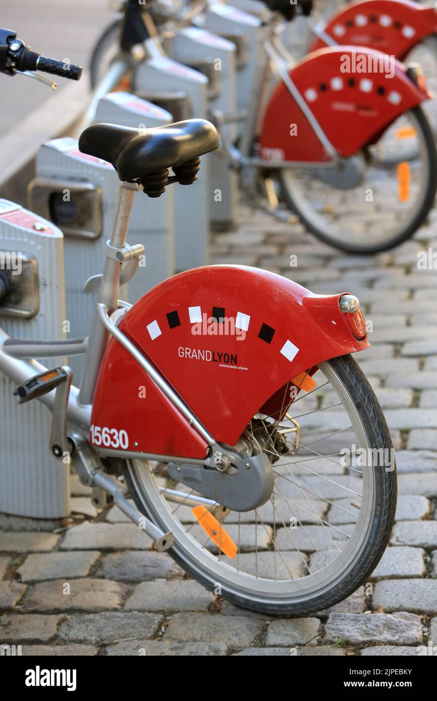 Gros plan sur des vélos aux couleurs et logo de la ville de Lyon. Lione. Rhône. Auvergne-Rhône-Alpi. Francia. Europa. Foto Stock