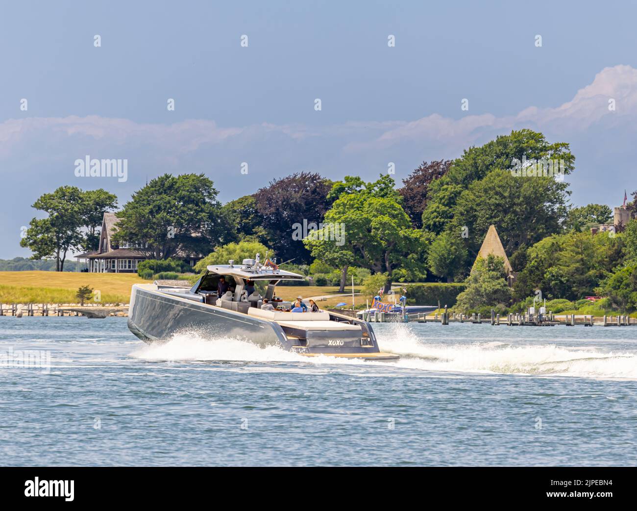 VanDutch Motor yacht, XOXO in corso al largo della costa di Shelter Island, NY Foto Stock