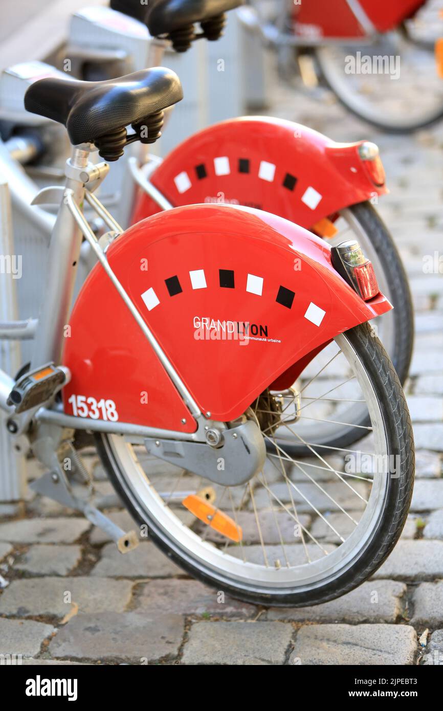 Gros plan sur des vélos aux couleurs et logo de la ville de Lyon. Lione. Rhône. Auvergne-Rhône-Alpi. Francia. Europa. Foto Stock