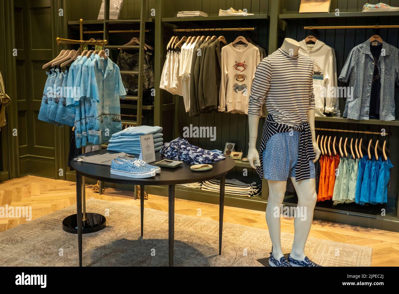 Todd Snyder Store nel Channel Gardens Shopping Plaza, Rockefeller Center, 2022, USA Foto Stock