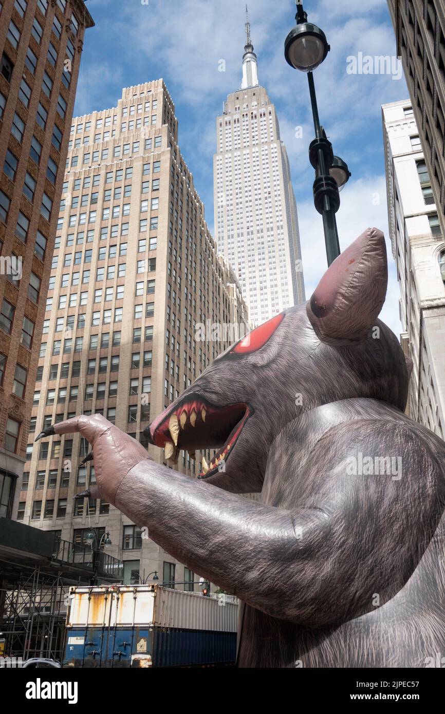 'Scabby' è un Rat gigante gonfiabile alle dimostrazioni dell'Unione, E. 34th Street con l'Empire state Building sullo sfondo, New York City, USA 2022 Foto Stock