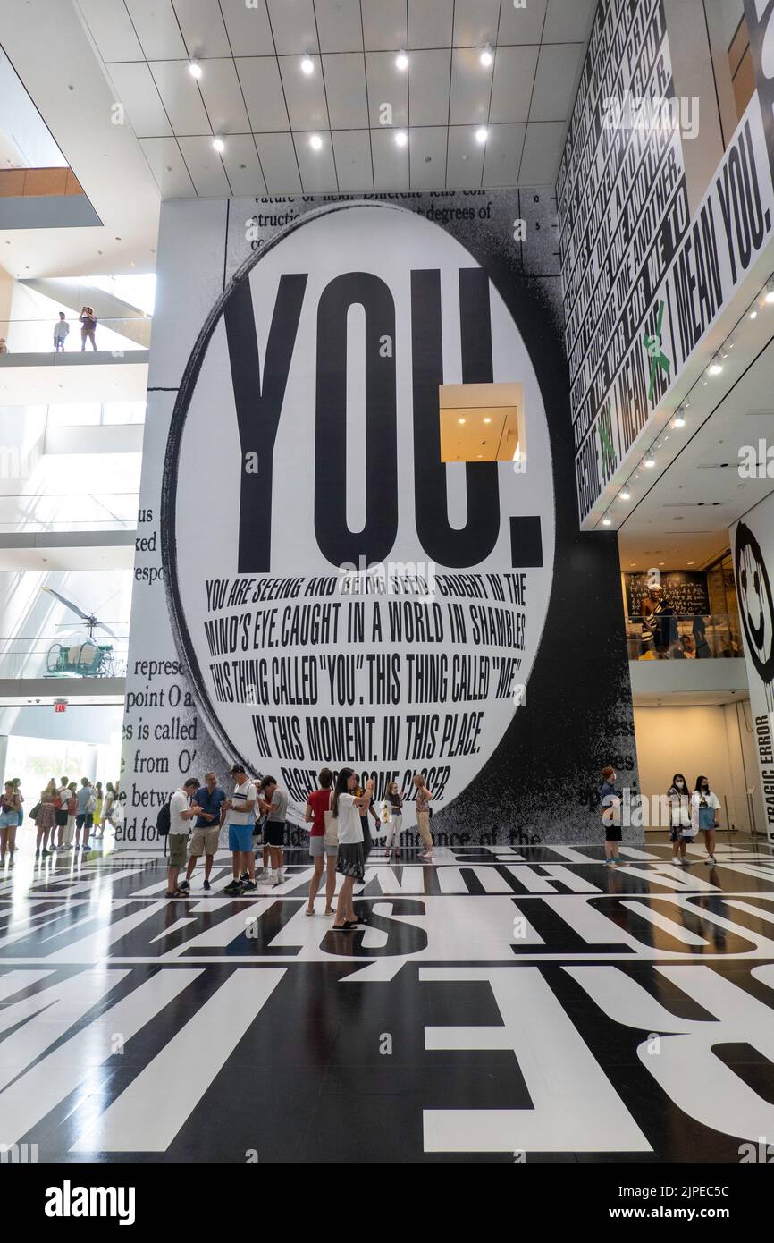 'Pensando a te. I Mean Me. I Mean You.' mostra di Barbara Kruger al Museum of Modern Art di New York City, USA 2022 Foto Stock