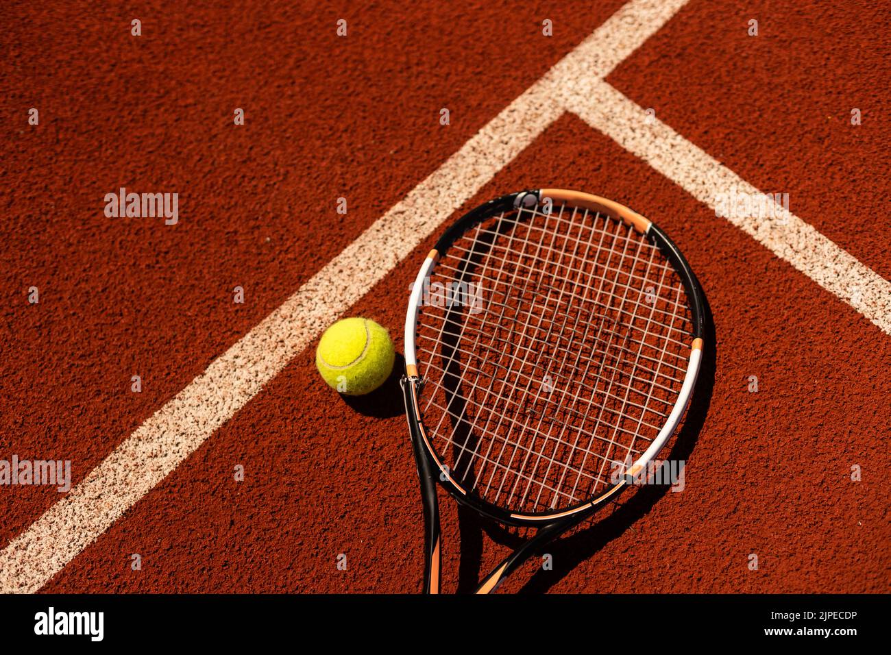 un campo da tennis rotto racket blu. Foto Stock