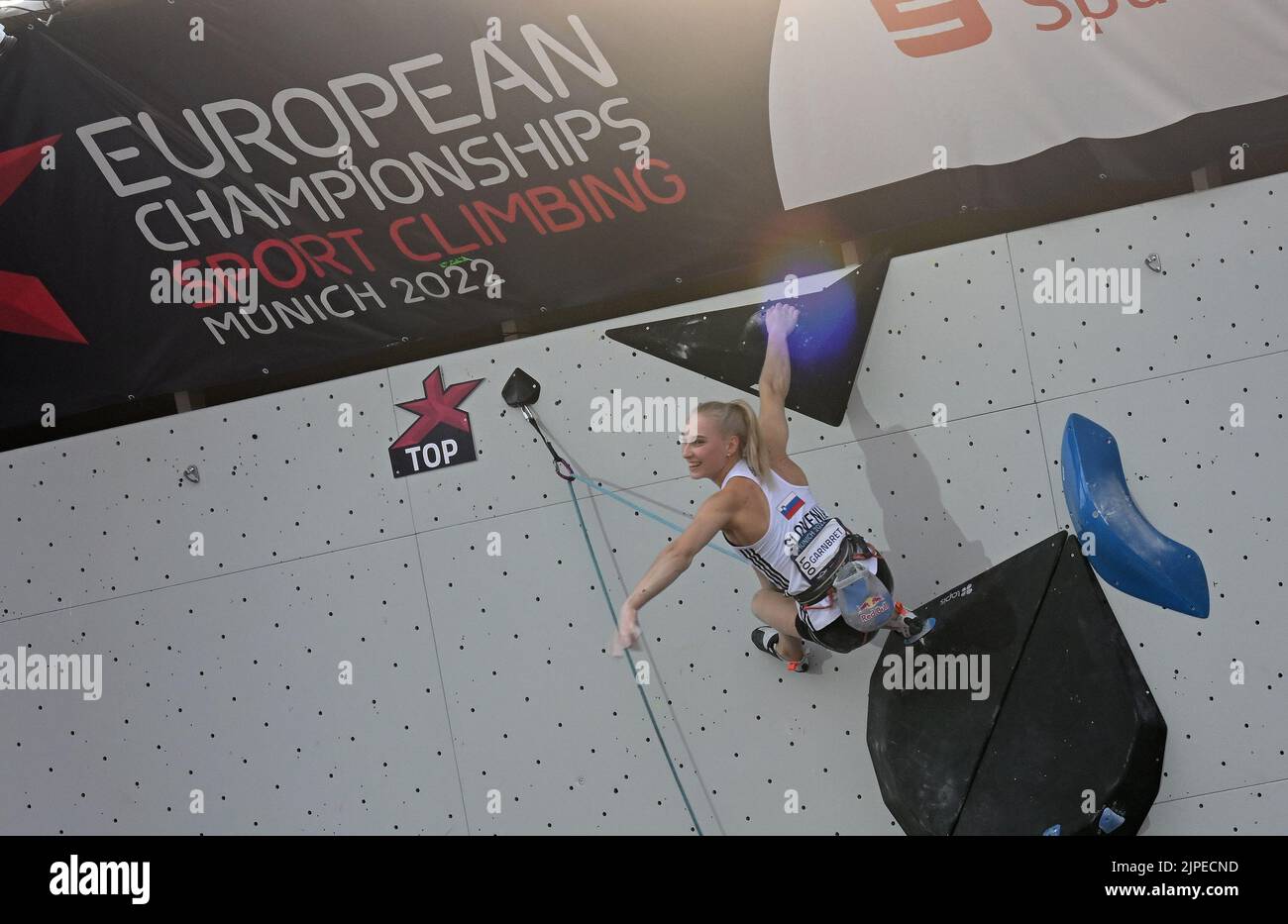 Monaco, Germania. 17th ago, 2022. Arrampicata: Campionato europeo, combinato, Donne, Lead, finale, Posto del re. L'alpinista sloveno Janja Garnbret sale alla medaglia d'oro. Credit: Angelika Warmuth/dpa/Alamy Live News Foto Stock