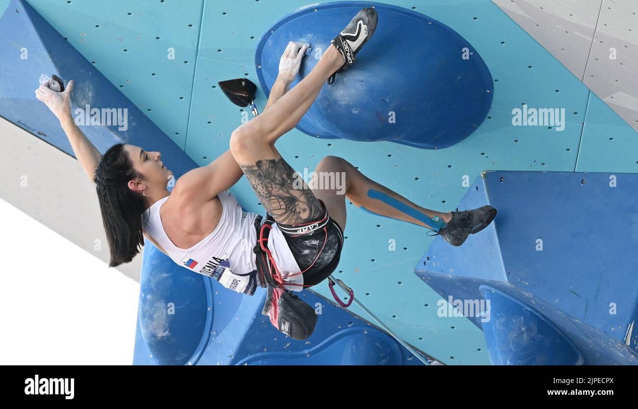 Monaco, Germania. 17th ago, 2022. Arrampicata: Campionato europeo, combinato, Donne, Lead, finale, Posto del re. L'alpinista sloveno mia Krampl sale alla medaglia d'argento. Credit: Angelika Warmuth/dpa/Alamy Live News Foto Stock